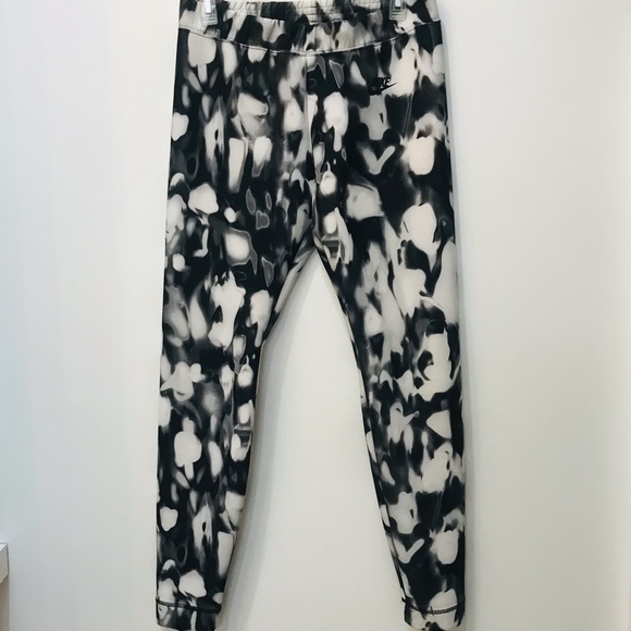Nike Womens Sportswear thick Gym black/white Leggings sz Medium - Picture 10 of 11